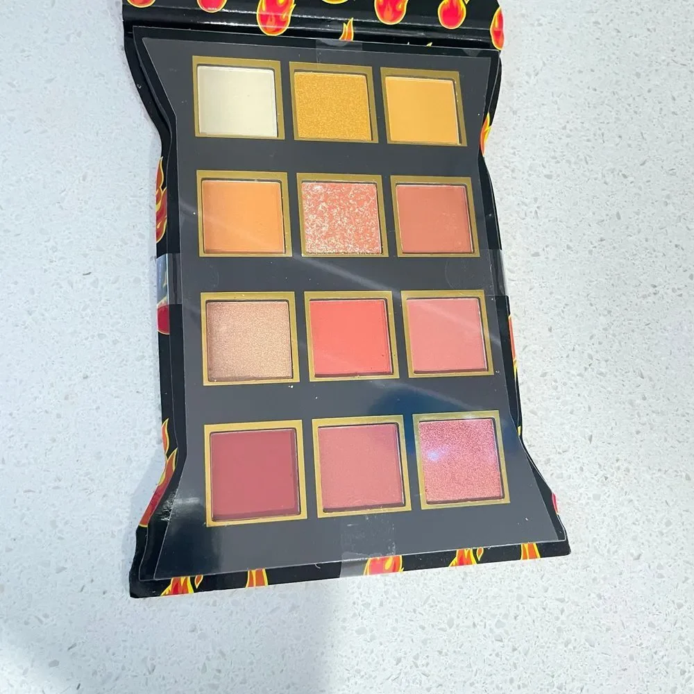 Cheetos‎ Flamin Hot Crunchy Eyeshadow Palette 12 Shades Chester Cheetah Mirror